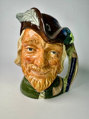 טובי ג׳ג פורצלן Royal Doulton אנגליה חתום וממוספר דגם Robin Hood גובה 18 ס׳׳מ במצב טוב מאוד