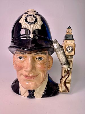 טובי ג׳ג פורצלן Royal Doulton אנגליה חתום וממוספר דגם The London Bobby גובה 18 ס׳׳מ במצב טוב מאוד