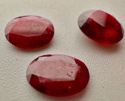 לוט 3 אבני חן רובי בליטוש אובלי דק משקל כ-5.5 ct