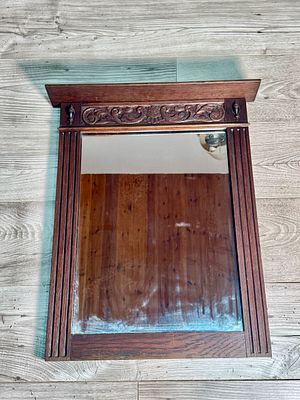 מראת עץ עבודת יד עתיקה לתלייה מידות 60X45 ס''מ עם מדף קטן בחלק עליון מידת המדף 52X8 ס''מ