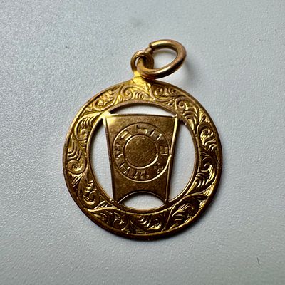 תליון זהב 9k חתום אנגלי עתיק קוטר 21 מ׳׳מ משקל 2.4 גרם