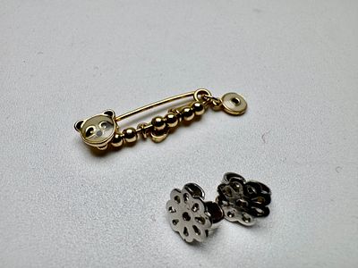 לוט 3 פריטי זהב 14k לא חתומים נבדק הכוללים 2 סוגרי זהב לעגילים צמודים וסיכת ביטחון עם דוב ולב 