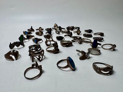 41 טבעות כסף 925 חתומים שונים חלקם משובצים אבני חן משקל 108 גרם