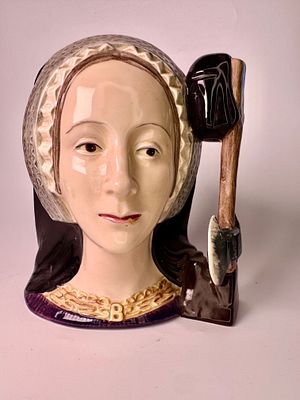 טובי ג׳ג פורצלן Royal Doulton אנגליה חתום וממוספר דגם Anne Boleyn גובה 19 ס׳׳מ במצב טוב מאוד