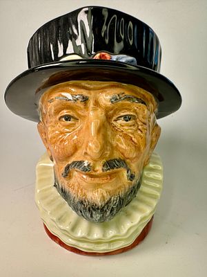 טובי ג׳ג פורצלן Royal Doulton אנגליה חתום וממוספר דגם Beefeater גובה 16 ס׳׳מ במצב טוב מאוד