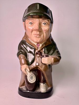 טובי ג׳ג פורצלן Royal Doulton אנגליה חתום וממוספר דגם Sherlock Holmes גובה 22.5 ס׳׳מ במצב טוב מאוד