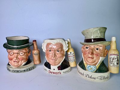 לוט 3 פסלי טובי ג׳ג קטנים פורצלן Royal Doulton אנגליה חתום וממוספר גובה 10, 10, 13.5 ס׳׳מ במצב 