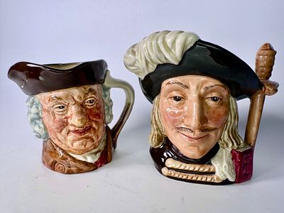 לוט 2 פסלי טובי ג׳ג קטנים פורצלן Royal Doulton אנגליה חתום וממוספר גובה 10, 8.5 ס׳׳מ במצב טוב מאוד