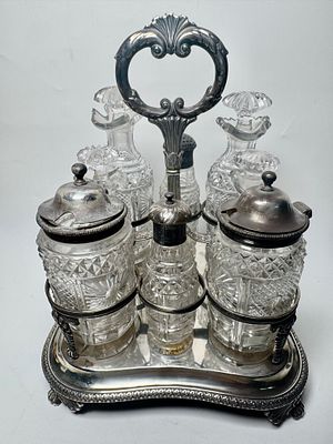 סט קריסטל וכסף אנגלי חתום ומתוארך 1900 גודל בסיס 21x20 ס״מ גובה ידית אחיזה 24 ס״מ משקל הכסף נטו 
