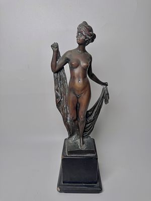 פרנץ איפלנד (1862–1935) ‏פסל ברונזה על בסיס שיש ארט נובו עתיק חתום גובה כולל בסיס 29 סנטימטר 