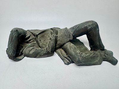 פסל ברונזה דמות איש שוכב חתום גודל 21x11 ס״מ