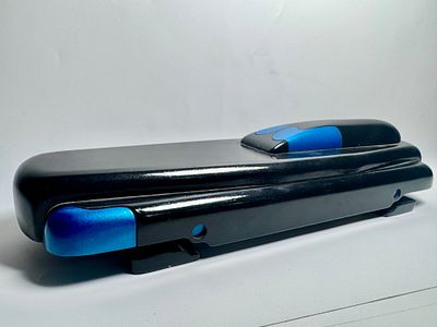 דגם מכונית ספורט קונספטואלית ושטוחה מעץ בצבע שחור. מציגה קווים גיאומטריים חדים, עוצבה על ידי 