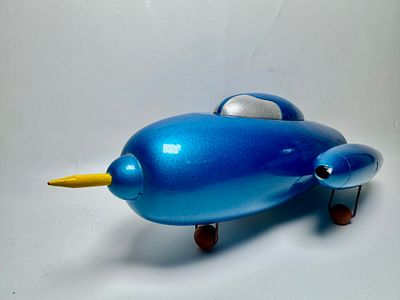 דגם מעץ צבוע כחול המעוצב בצורת טיל או חללית קלאסית. סגנון עיצוב רטרו-עתידני (בסגנון מדע בדיוני 