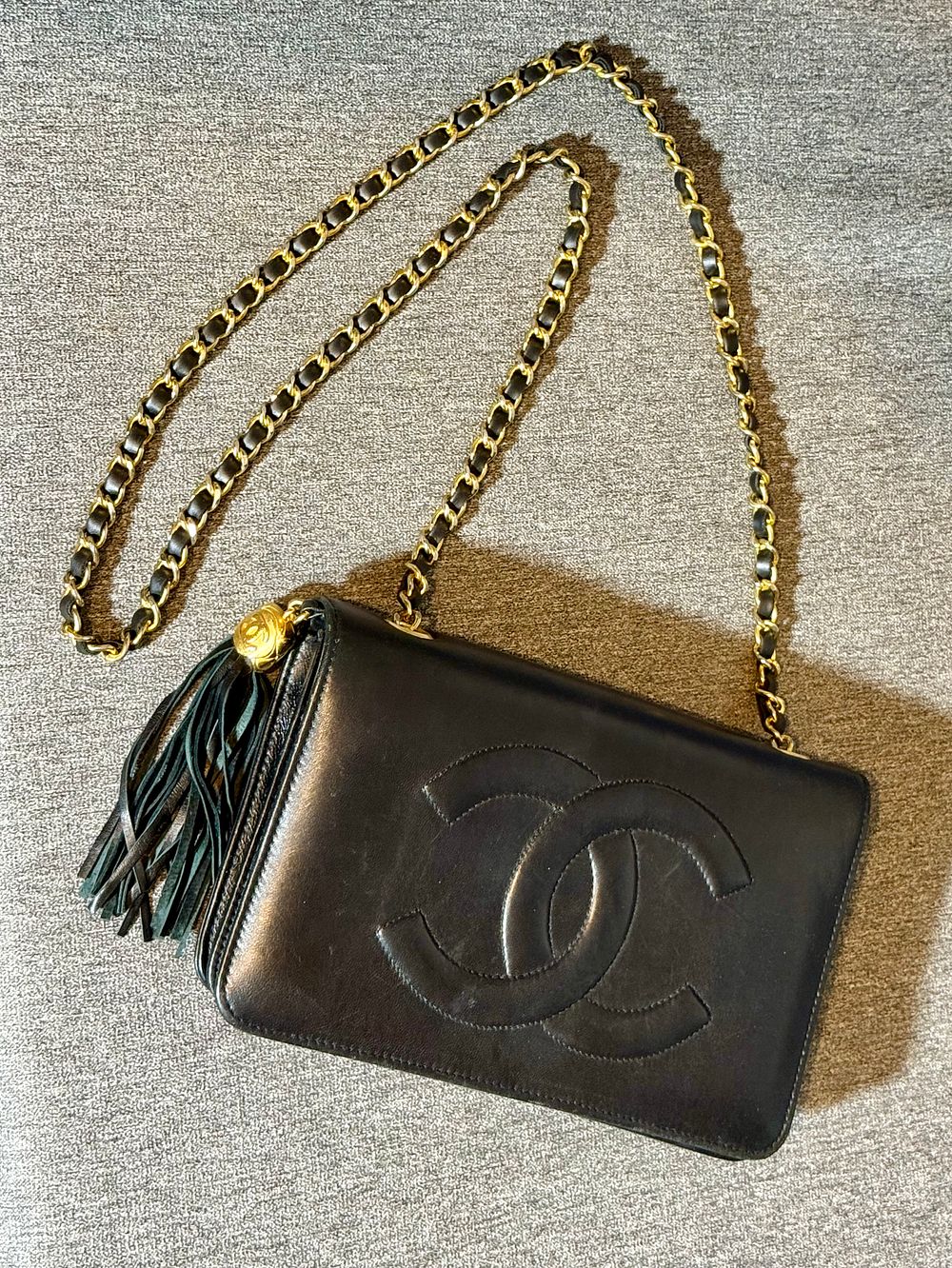 תיק - דגם CHANEL - עור כבש שחור - אין ודאות למקוריות -נראה טוב ושמור יפה - 
23.5X15.5 ס''מ - 