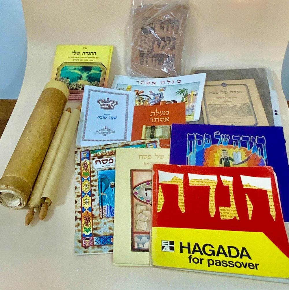 לוט 13 פריטי חגי ישראל, מתוכם 3 מגילות אסתר, אחד שנה טובה, וכל השאר אגדות פסח שונות ומיוחדות 