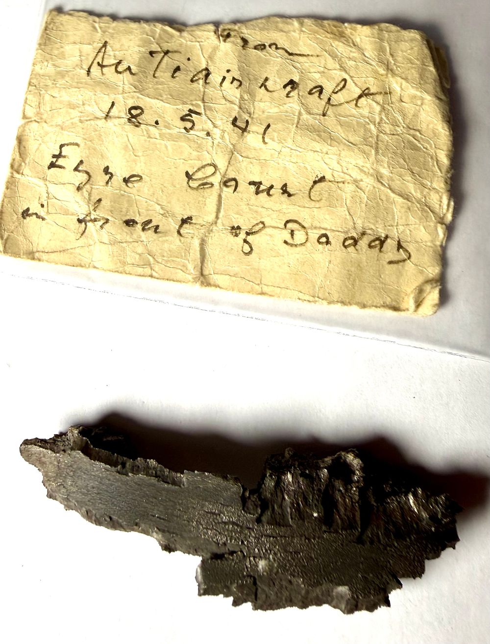 חלק של טיל נגד מטוסים משנת 1941 שנפל ליד אזרח בישראל ובנו רשם על פתק שנשמר אצלו - אורך החלק 8.5 