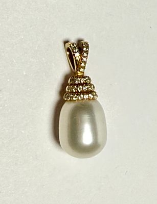 תליון זהב 18 קרט חתום עם 0.13 CT יהלומים טבעיים קטנים נקי לבן ופנינה אגס 9X12 מ''מ לבנה מעולה