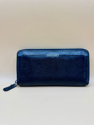 Coach שחור ארנק עור כחול כהה עם רוכסן היקפי מלא, פרזול כסוף, לוגו COACH מוטבע. סימני שימוש 