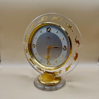 שעון שולחני מנגנון מתיחה שווייצרי 15 רובינים מתוצרת imhof במצב עבודה גלגל המזלות גובה 19 ס״מ 
