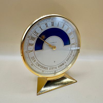 שעון שולחני מנגנון מתיחה שווייצרי 8 ימים פרצוף ירח מתוצרת GUBELIN במצב עבודה גובה 13 ס״מ קוטר 