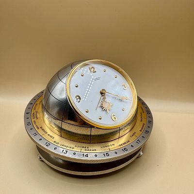 שעון שולחני מנגנון מתיחה שווייצרי 15 רובינים מתוצרת guardier במצב עבודה גובה 11 ס״מ קוטר 15 ס״מ 
