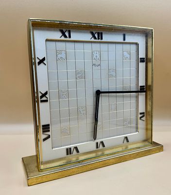 שעון שולחני מנגנון מתיחה שווייצרי 15 רובינים 8 ימים מתוצרת kienzle במצב עבודה גובה 18 ס״מ גודל 