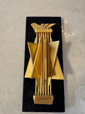 יעקב אגם - מזוזה בציפוי זהב ממוספר וחתום 80/180 עם מגן דוד גדול במרכז