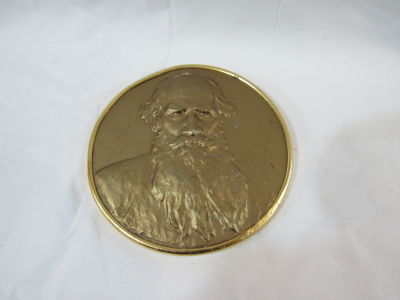 תבליט ברונזה מצופה זהב דמות סופר רוסי חתום בקוטר 10ס"מ