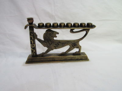 חנוכיית ברונזה חתומה אריה ירושלמי 10X15 ס"מ