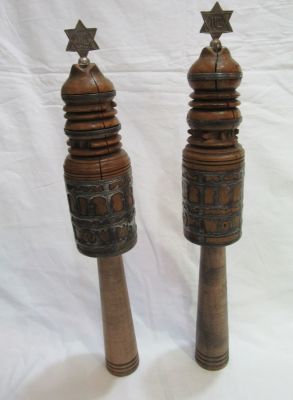 זוג רימונים לספר תורה עץ ופיוטר מרוקאים עתיקים בגובה 32ס"מ