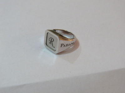 טבעת זהב לבן 18K עם האות R מפדני במשקל 9 גרם