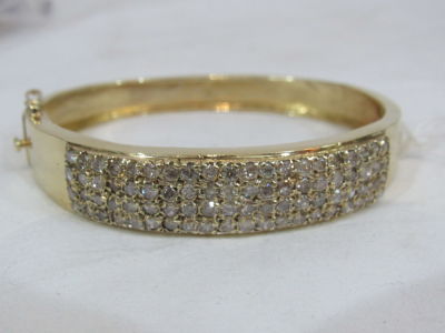 צמיד זהב צהוב קשיח נפתח 14K משובץ 80 יהלומים 0.03CT כ"א במשקל 32 גרם