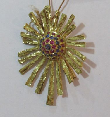 סיכת זהב 18K משובצת ספירים ורובינים במשקל 17 גרם 5X3.5ס"מ