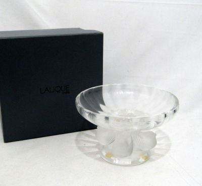 קערת קריסטל LALIQUE, עומדת על רגל מעוטרת ציפורים, 
חתומה ע"י מאדם לליק בנוסף לחתימה הרגילה 