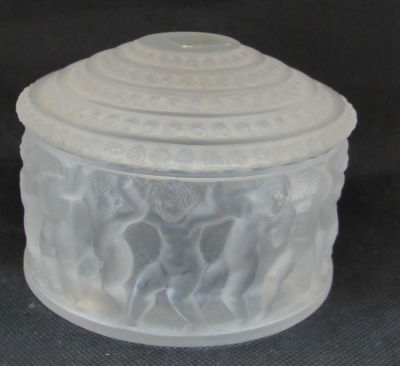 קופסת קריסטל LALIQUE FRANCE עם מכסה, חתום, עיטורי דמויות, קוטר 11 ס"מ, גובה 8 ס"מ 