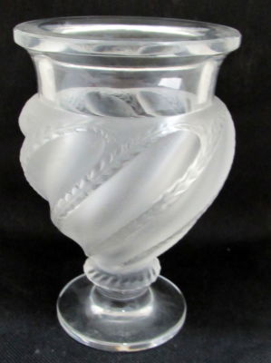 וואזת קריסטל LALIQUE FRANCE, חתום, מעוטרת, גובה 15 ס"מ