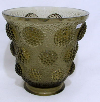 וואזת קריסטל R.LALIQUE, חתום, מעוטרת תבליטים צבע סמוקי קוורץ, גובה 16.5 ס"מ, קוטר 17 