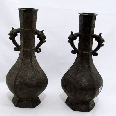 זוג אגרטלים סינים YOUAN DYNASTY, משוייכם למאות 13-14 לספירה, נמצאו כלים כמעט זהים באזור 