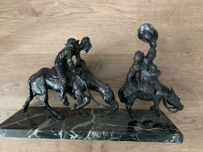 פסל ברונזה דון קישוט וסנצ'ו פנסה בסיס שיש 38x12 סמ גובה 23 סמ 
לא חתום