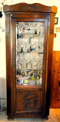 ארון ויטרינה עץ עתיק דלת אחת זכוכית מלוטשת פסטות עבודת גילוף ותבליטים גובה 183 ס"מ רוחב 77 ס"מ 