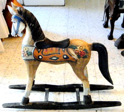 סוס נדנדה מעץ צבוע ביד פגמים גובה 83X90 ס"מ 
פינוי אריזה והובלה מהבית בגבעת יערים באחריות 