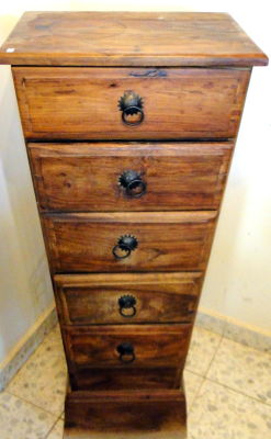 שידת 5 מגירות עץ מלא ידיות ברזל גובה 99 ס"מ משטח עליון 42X30 ס"מ בסיס 31X31 ס"מ 
פינוי 