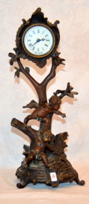 פסל שעון בסגנון עתיק מתכת דמוי ברונזה תוצרת גרמניה גובה 32 ס"מ מנגנון מכני מתיחה זקוק לתיקון