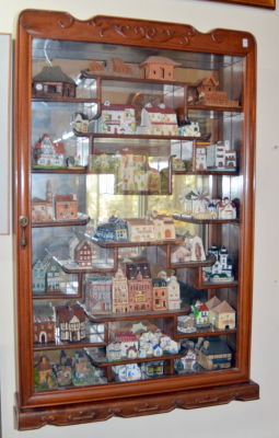 ארון ויטרינה סינית עץ (גב פנימי מראה עם שבר בפינה השמאלית עליונה )גובה 81 ס"מ רוחב דלת 51 ס"מ 