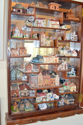 אוסף פסלונים 50 יחידות שונות בתים 3 ס"מ גובה עד 10 ס"מ גובה ( לא כולל את הויטרינה 