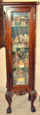 ארון ויטרינה עתיק דלת אחת זכוכיות מלוטשות פסטות עבודת גילוף בעץ גב פנימי מראה 3 מדפי זכוכית 