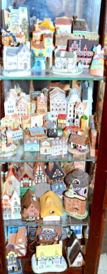 אוסף פסלוני בתים קטנים שונים כולל קרמיקה וחומרים שונים 4-15 ס"מ גובה כ60 יחידות 
( לא כוול את 