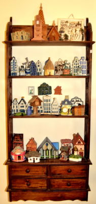 כוננית לתליה עץ מלא כוללת 4 מגירות וארבע מדפים גובה 112 ס"מ רוחב 51 ס"מ גודל כל מגירה 22X7 ס"מ 