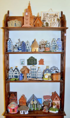 אוסף פסלוני בתים ופסלונים שונים מקרמיקה עץ וחומרים שונים 5-25 ס"מ גובה 
( לא כולל את הכוננית 