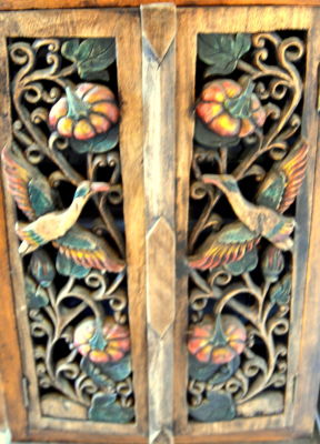 ארונית מפוסלת 2 דלתות תבליטים צבועה ביד עם מדפי עץ וזכוכית גובה 102 ס"מ משטח עליון 34 ס"מ על 54 